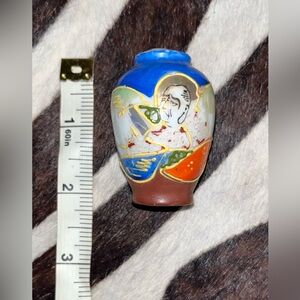 hand painted vintage bud vase made in Occupied Japan
Approx 2.25”x 1.5”